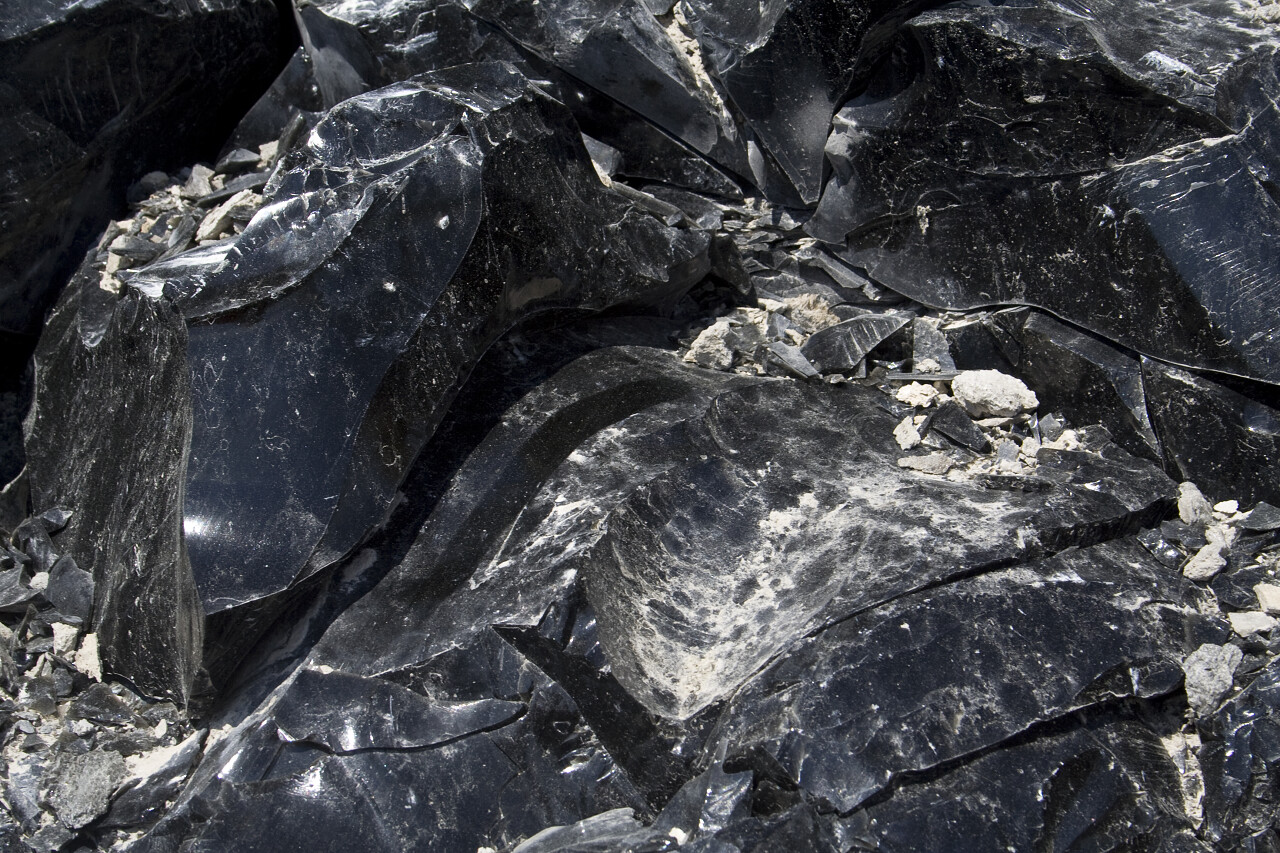 锋利的黑色的岩石,由冷却的熔岩形成