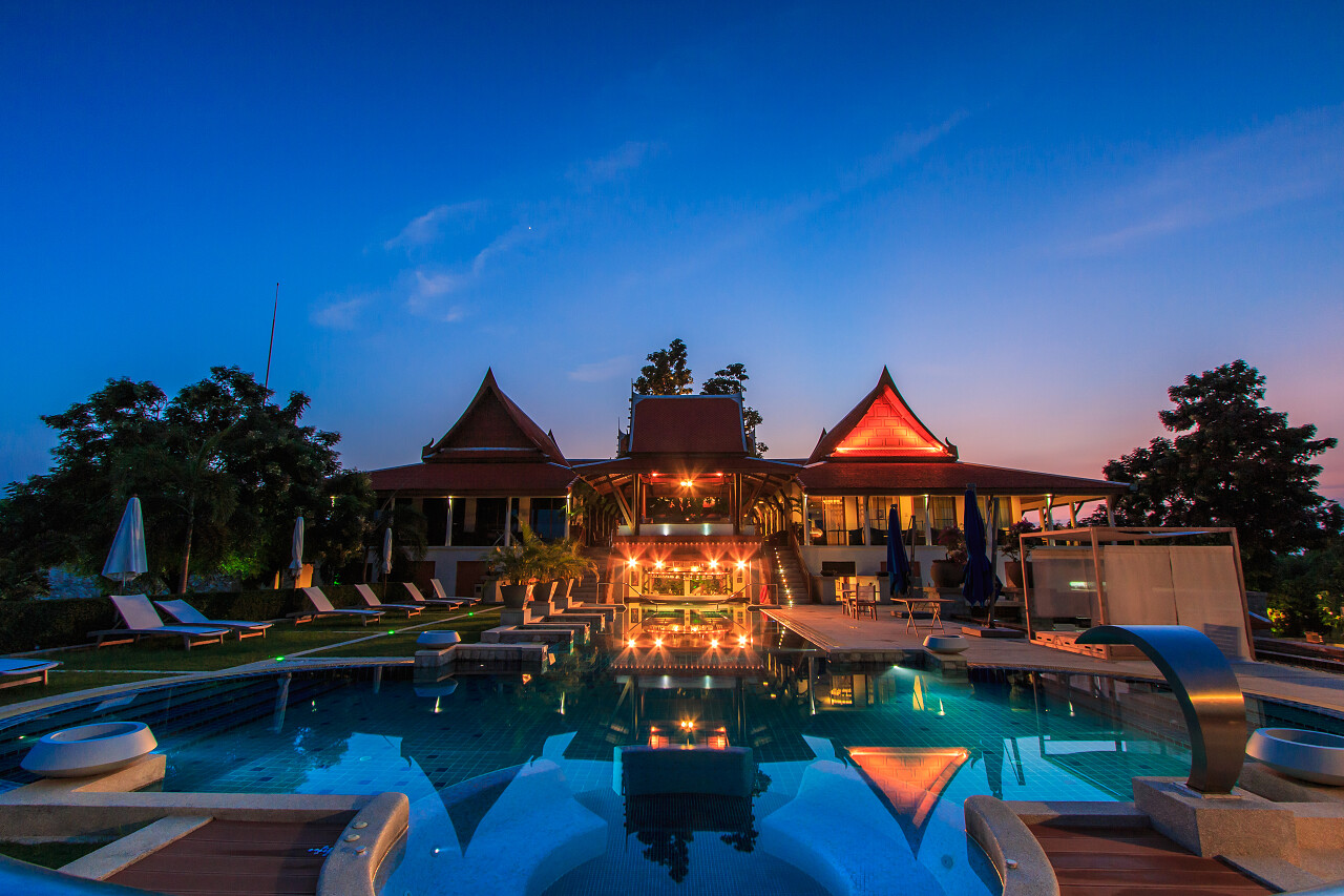 泰国现代度假村夜间带游泳池泰国旅游户外泳池