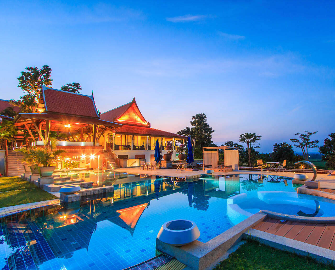现代度假村夜间带游泳池泰国旅游户外泳池