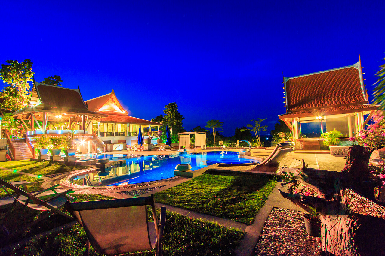 泰国现代度假村夜间带游泳池泰国旅游