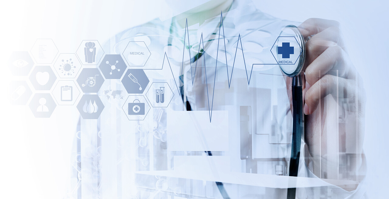 二次曝光工作与现代计算机接口作为医疗概念的医学医生手