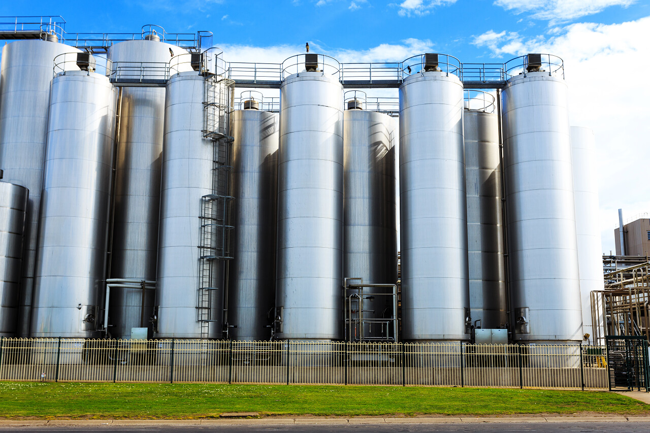 化学工厂外部的天空