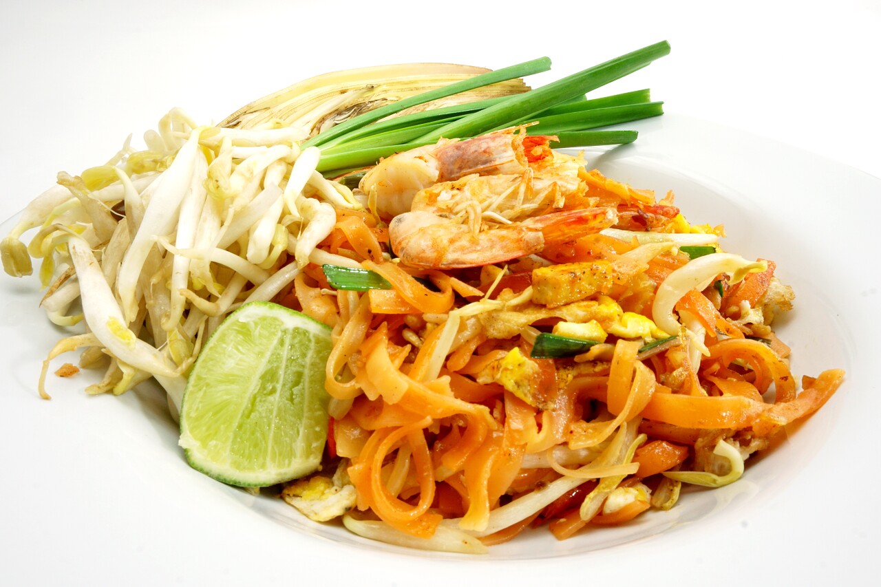 炒泰式小米粉虾豆腐豆萝卜和地面花生