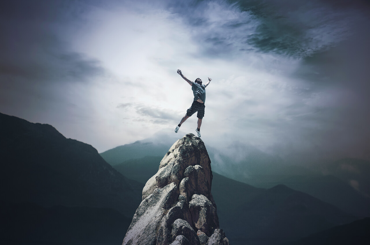 登山胜利的冠军励志励志努力坚持不懈挑战极限突破自我克服困难