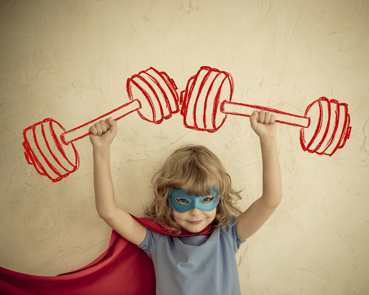 超人打扮的小女孩举着假的杠铃六一儿童节61儿童节