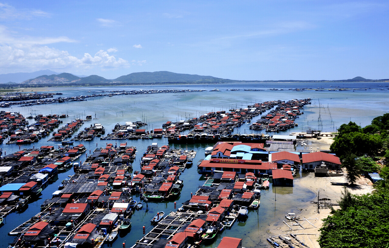 三亚海边的房屋和船海南旅游