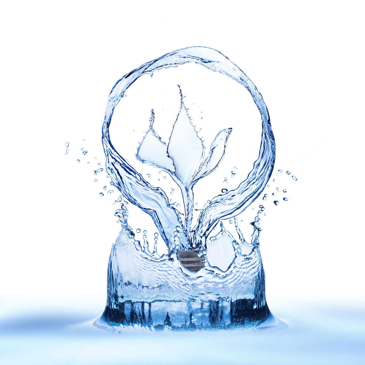 从水花飞溅形成的灯泡