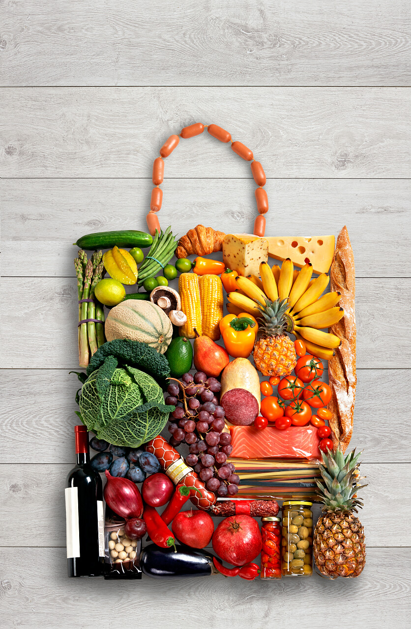 用食物拼凑成的手提袋