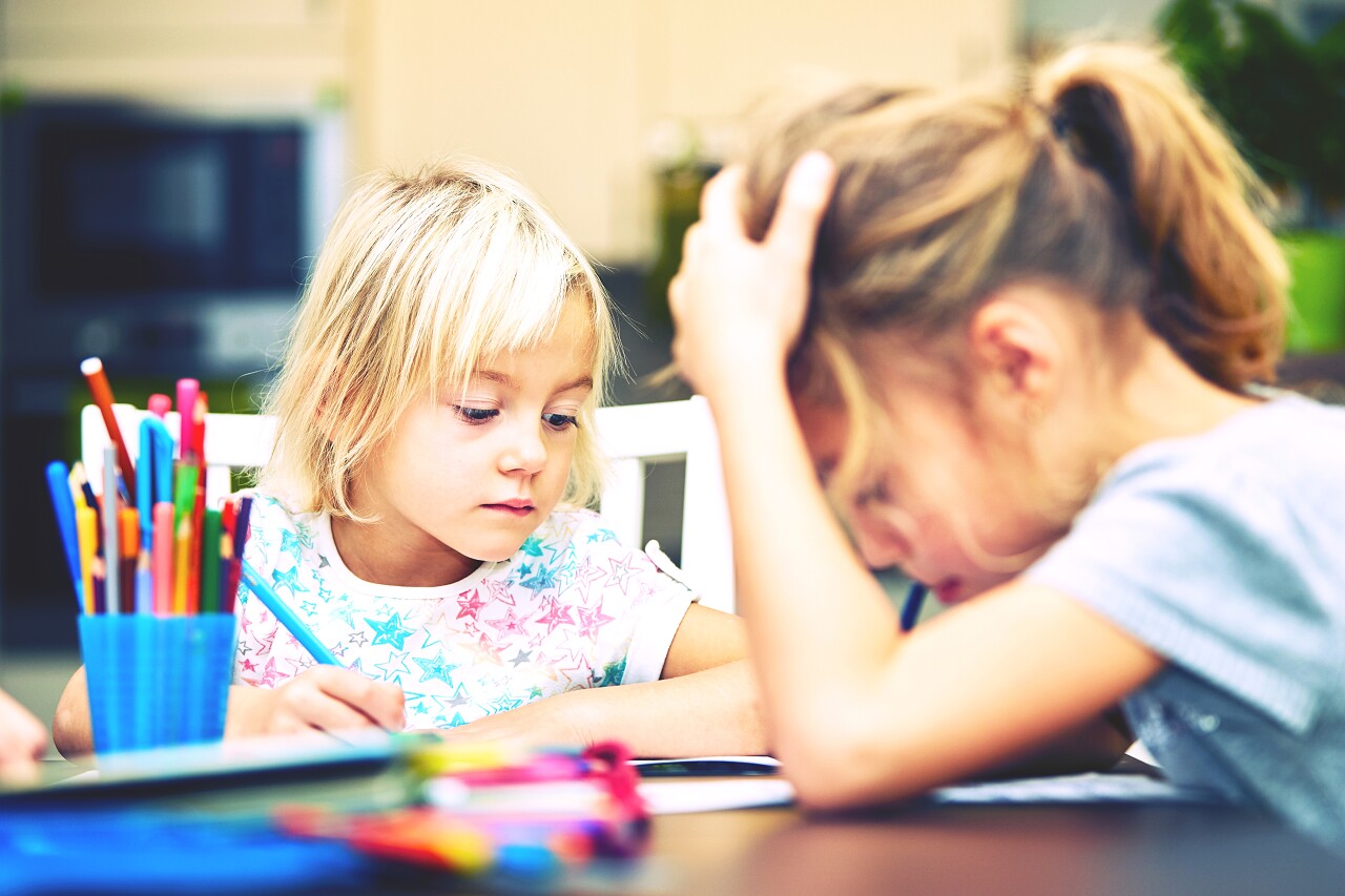 孩子正在写作业画画学习压力烦躁恼火无聊烦躁困扰无奈