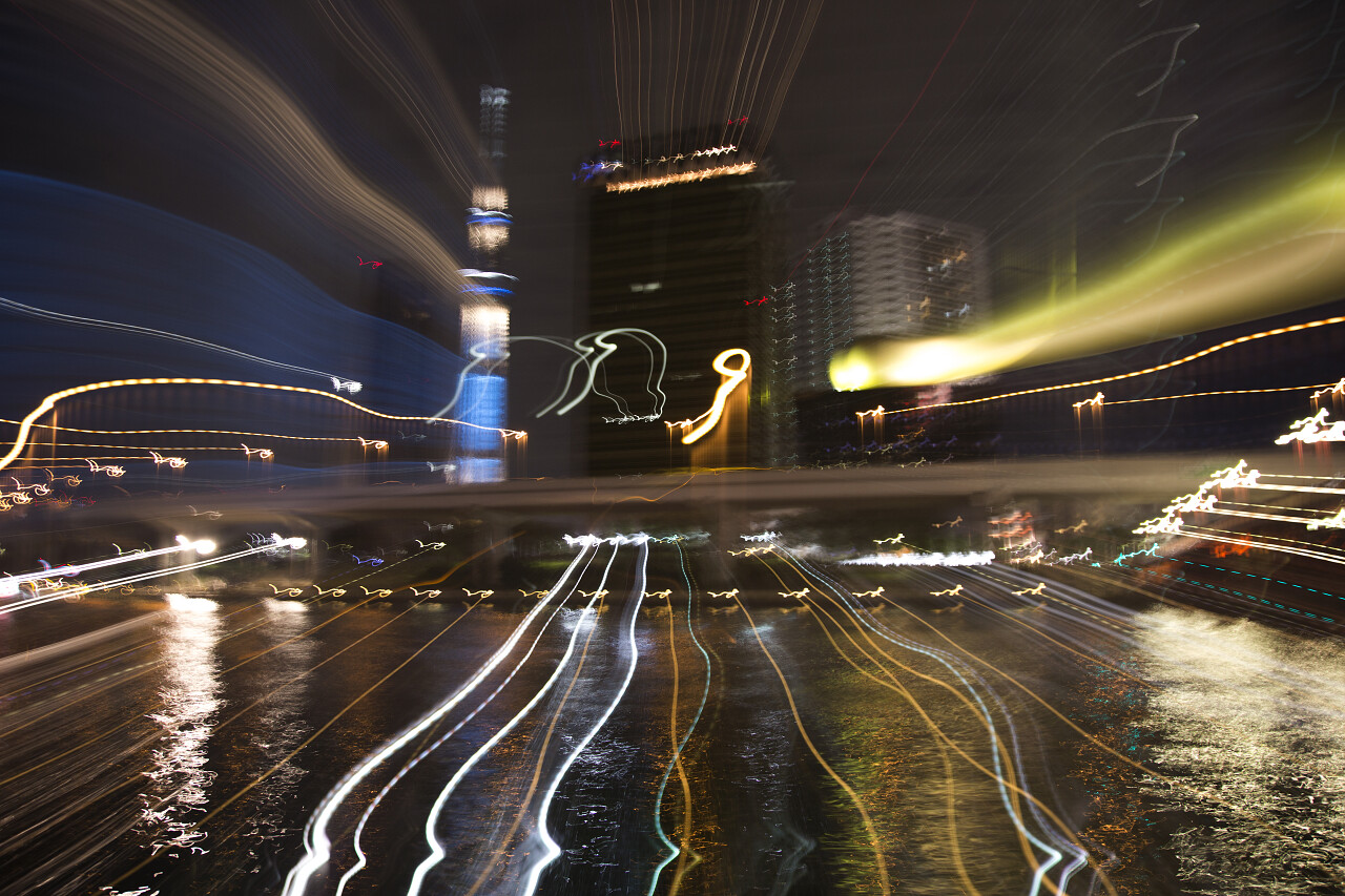 城市延长的灯光线条