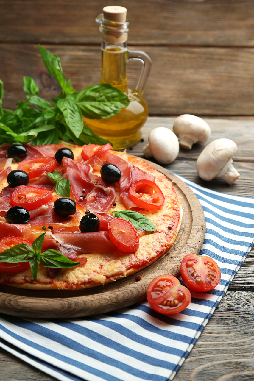 好吃的披萨放在木制桌子上