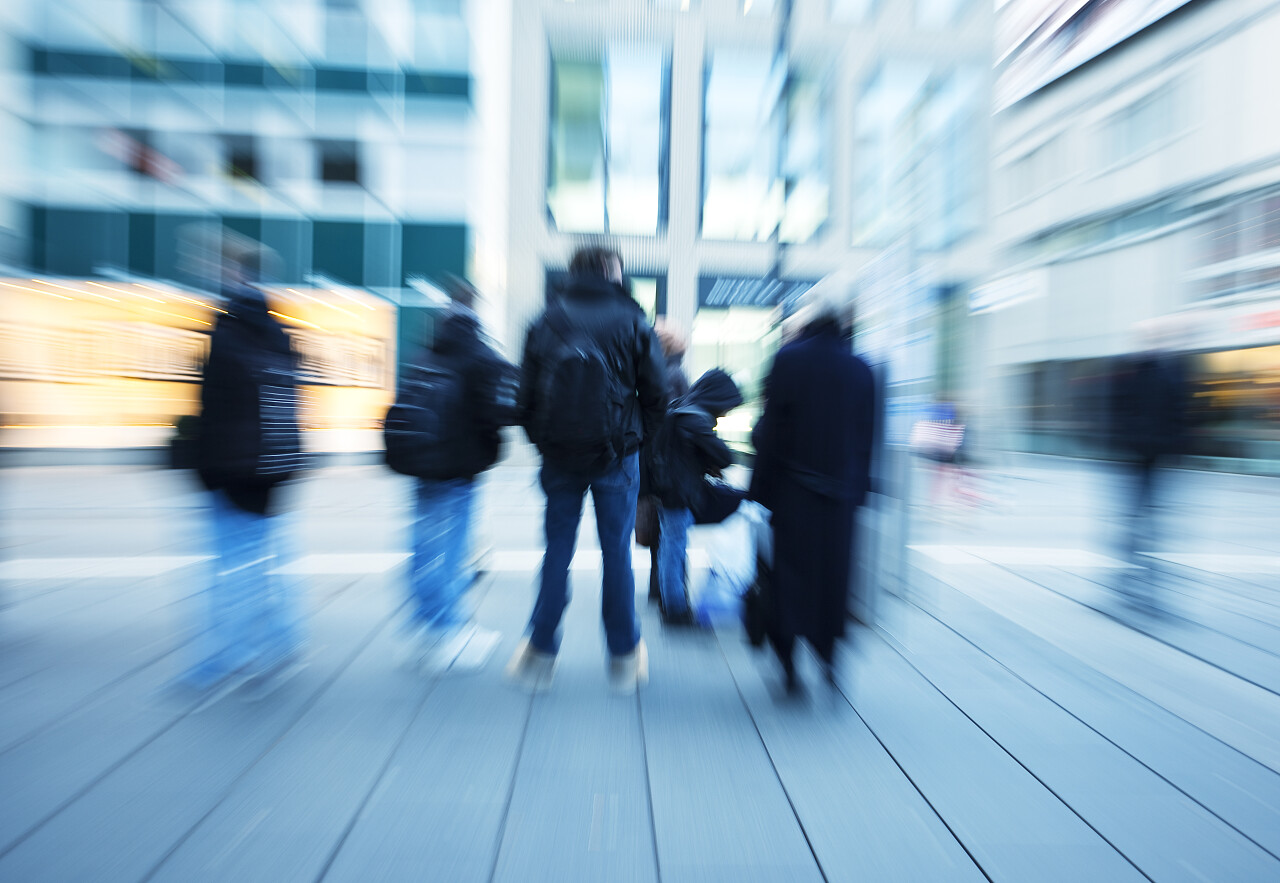 在公共汽车站等车的旅客