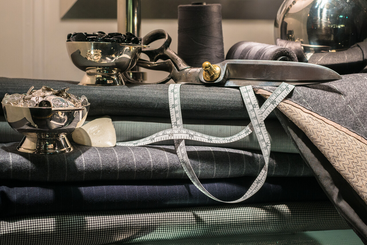 裁缝店的工具和布