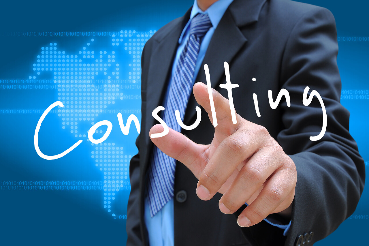 商人在触摸屏界面上按下咨询按钮