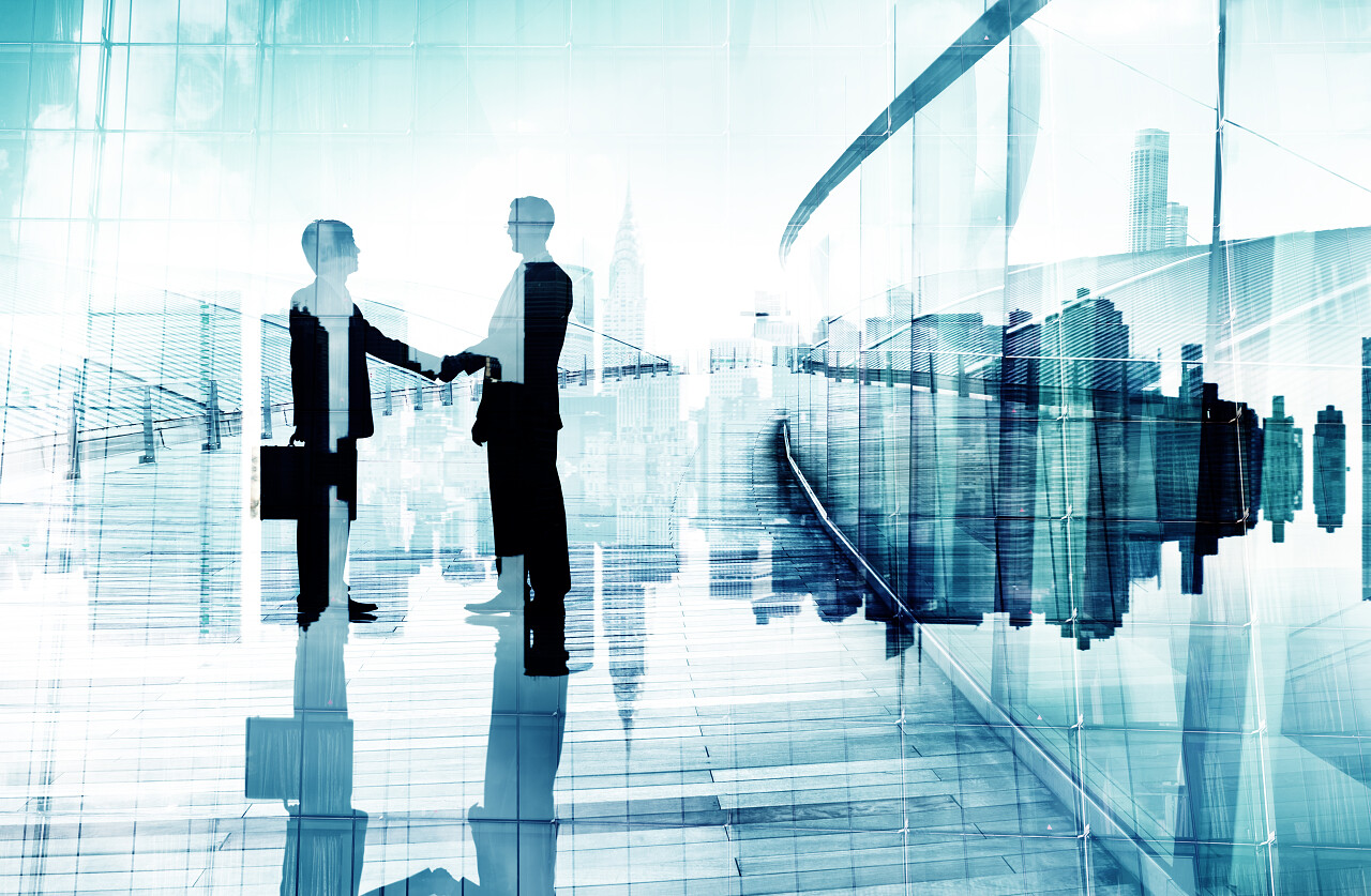 握手的两个商人的剪影合作团结握手团结手势合作平台