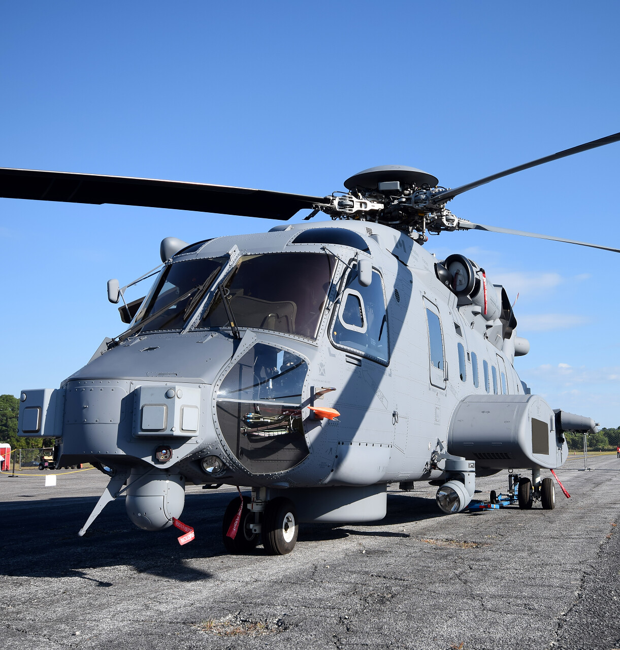 海军直升机在地面的前视图