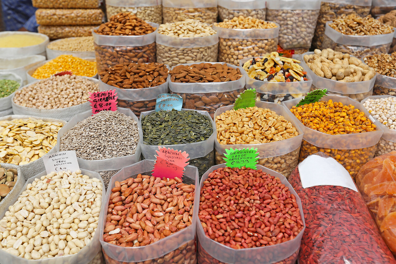 市场集装袋里的干果和坚果