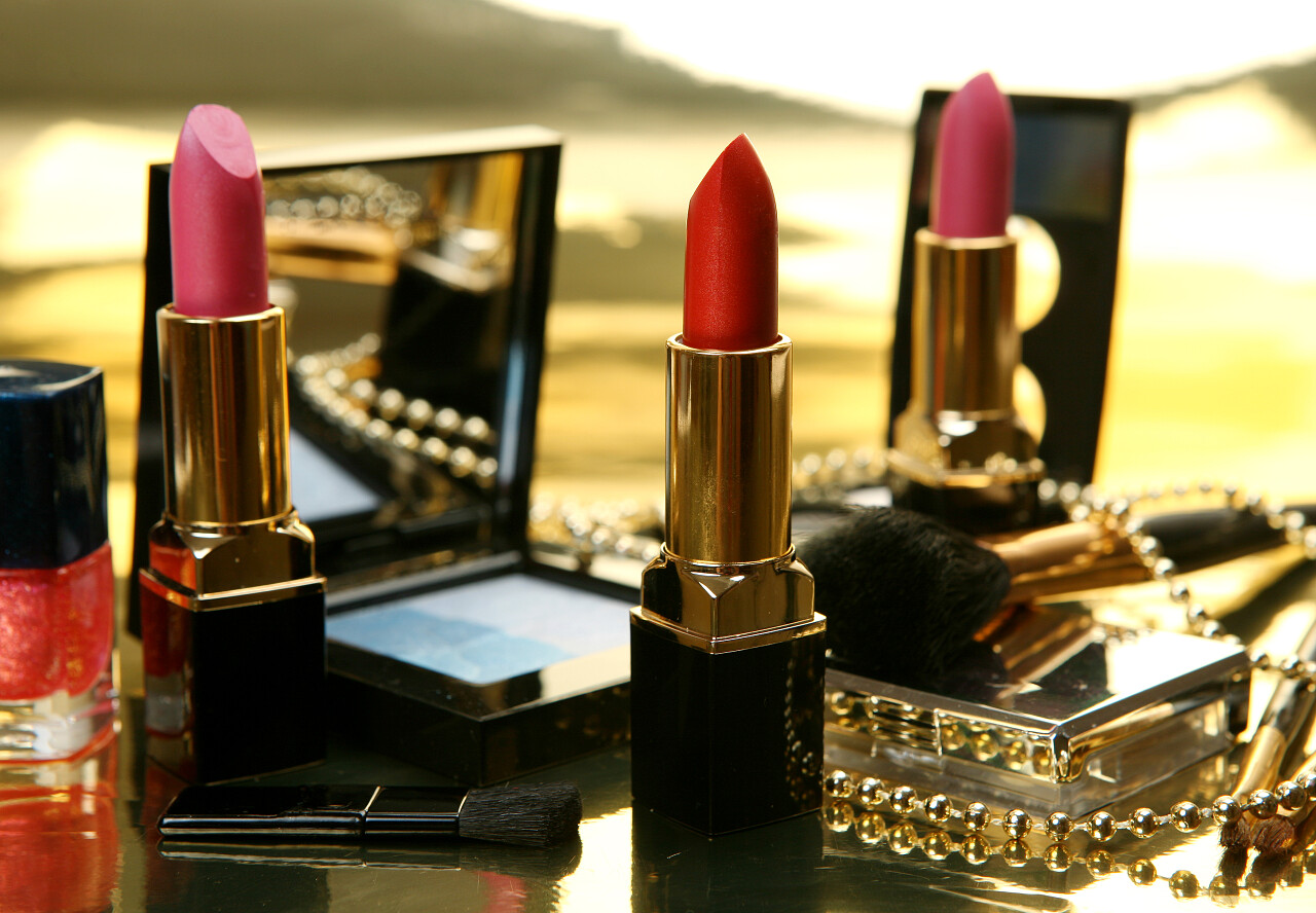 桌子上的化妆品口红和阴影