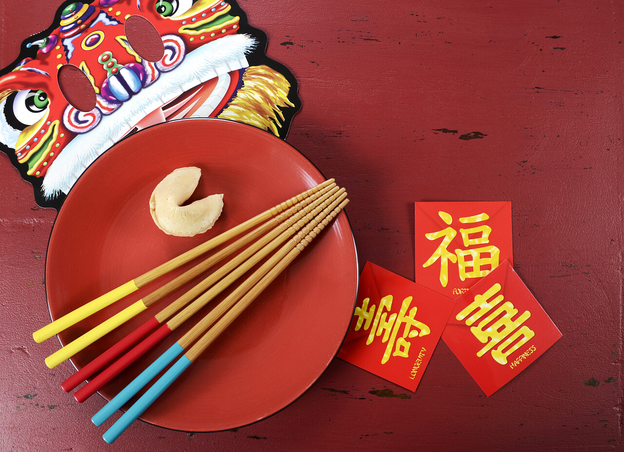 红木背景上欢庆春节的派对桌