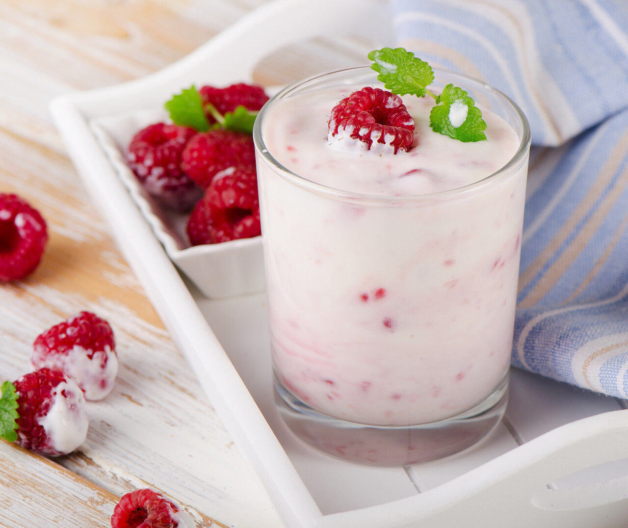 酸奶与薄荷在木盒子里