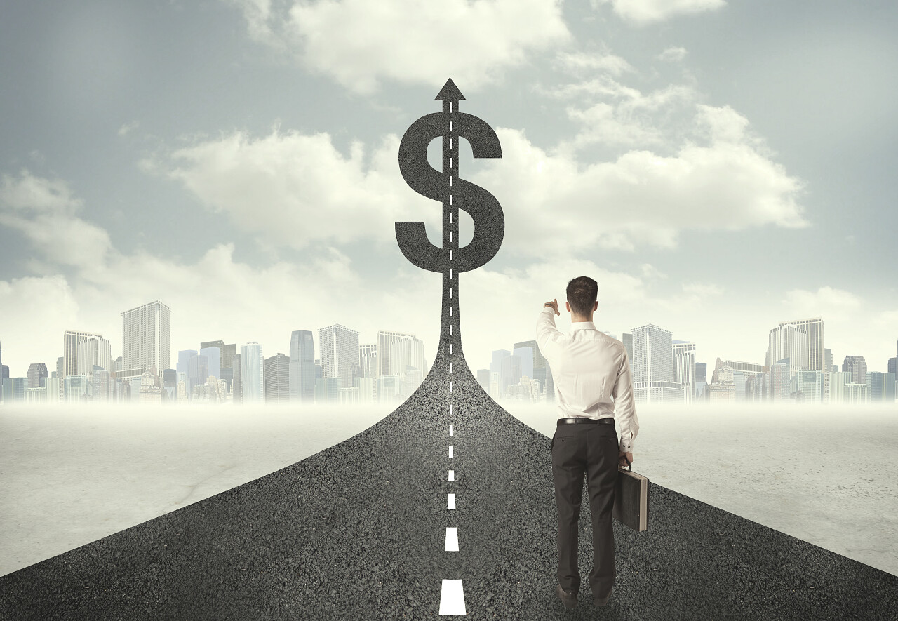 商人在道路走向一个美元符号的概念