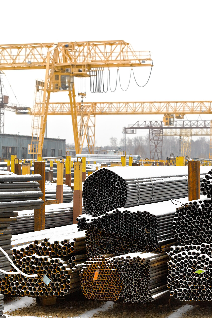 用龙门起重机在室外仓库中存放金属管
