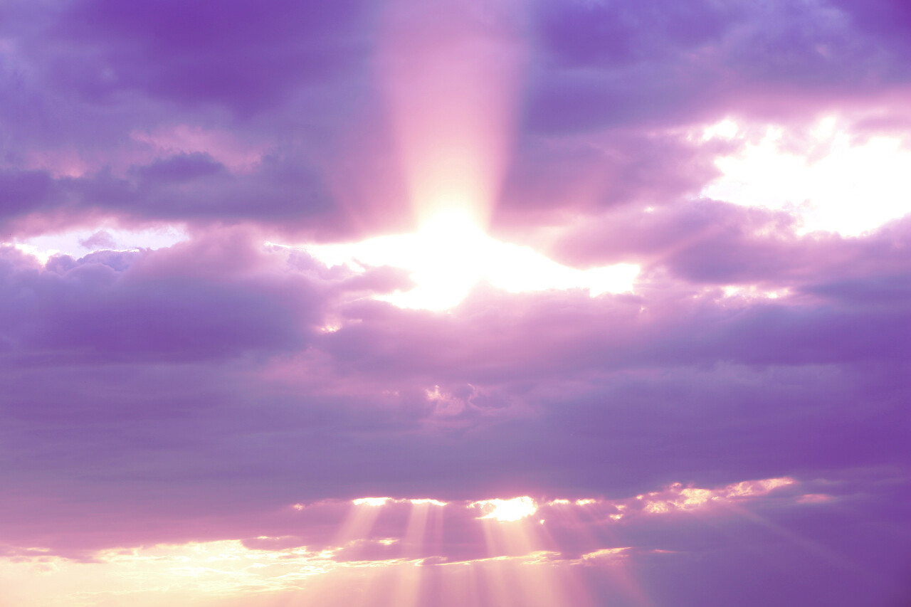 淡紫色的天空背景与云