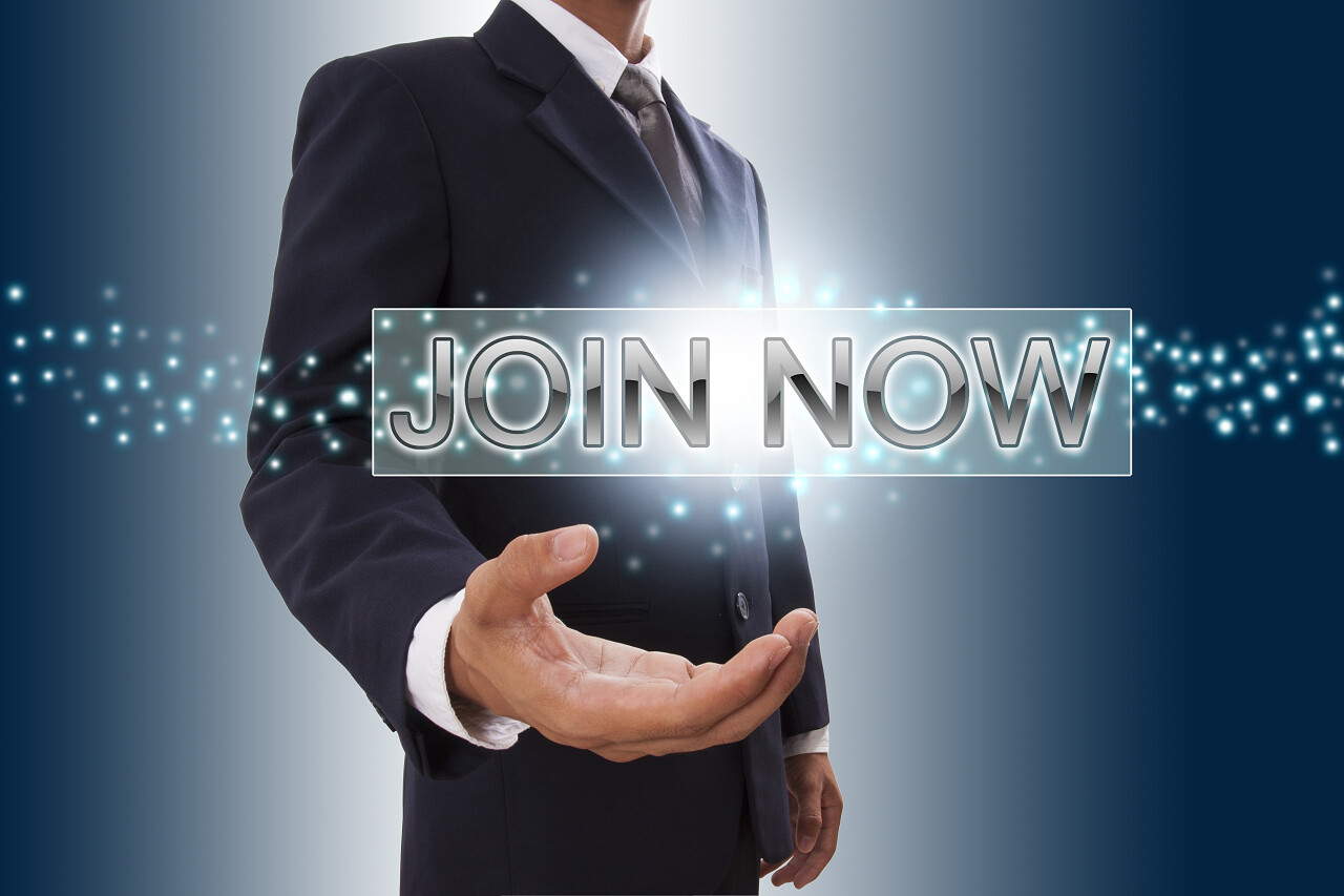 商人在虚拟屏幕上手动显示立即加入按钮