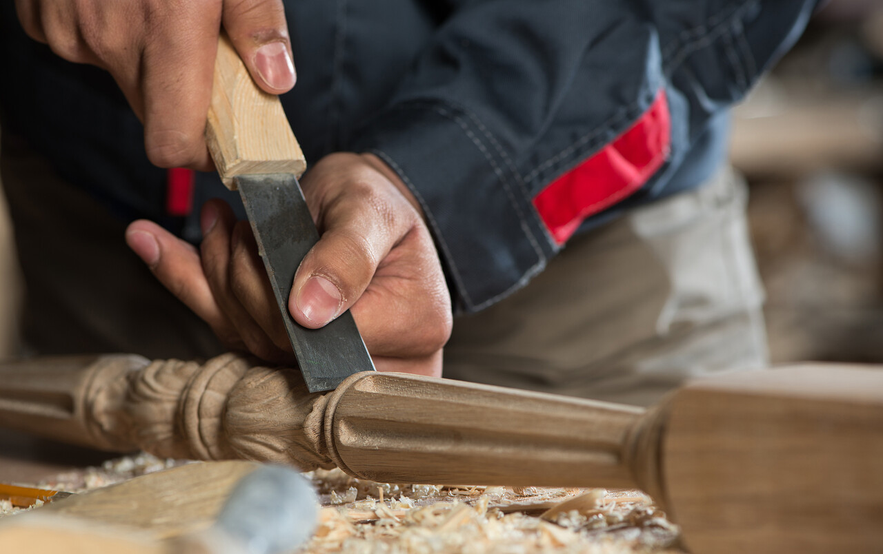 合上木匠的手用切割机工作木匠在工作