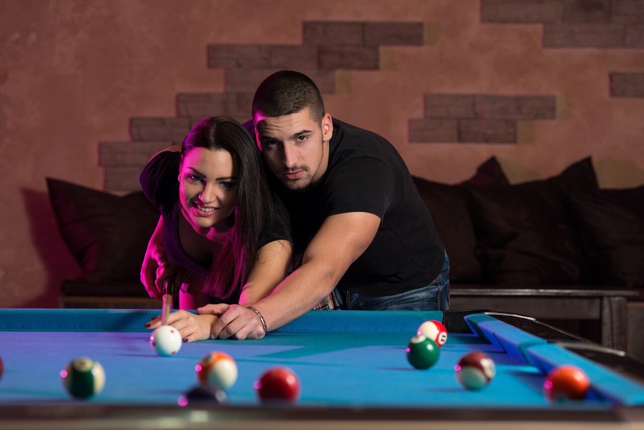 年轻白种女人玩台球图片