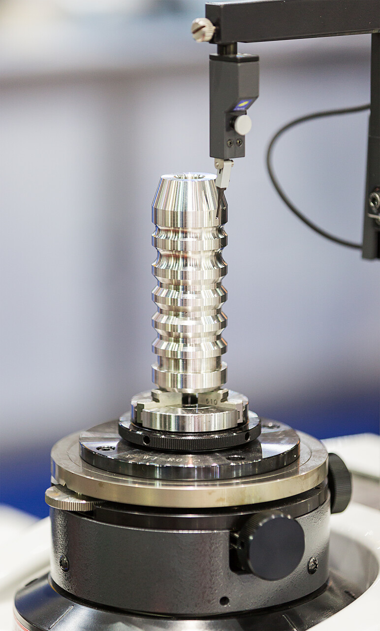 检查汽车部分由圆度测量机