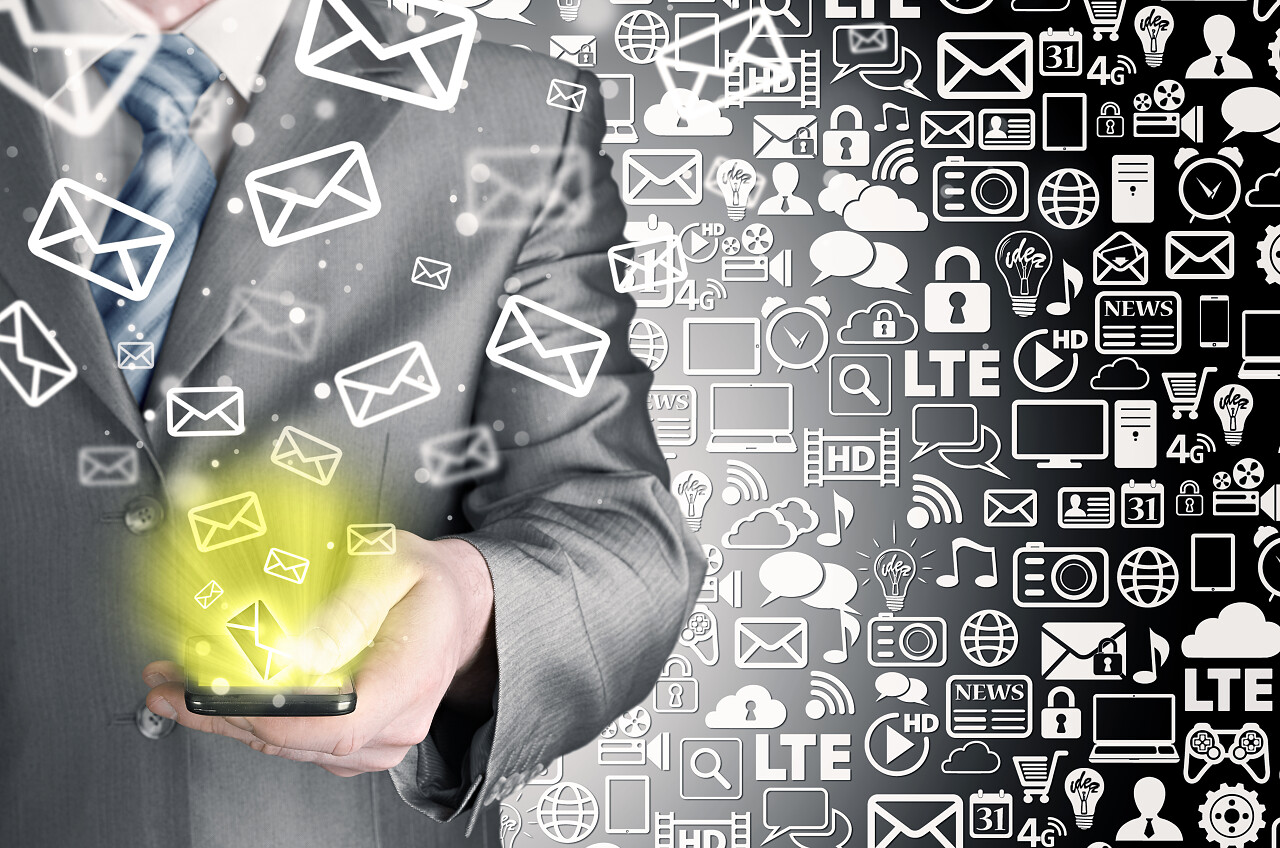 商人拿着智能手机和发送电子邮件