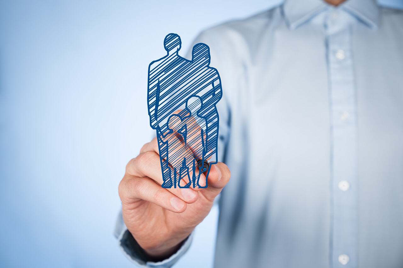 商务手触屏效果拿笔画一家四口人物手部图