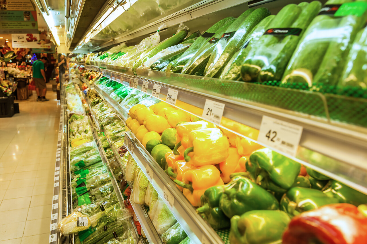 商店超市的蔬菜陈列架