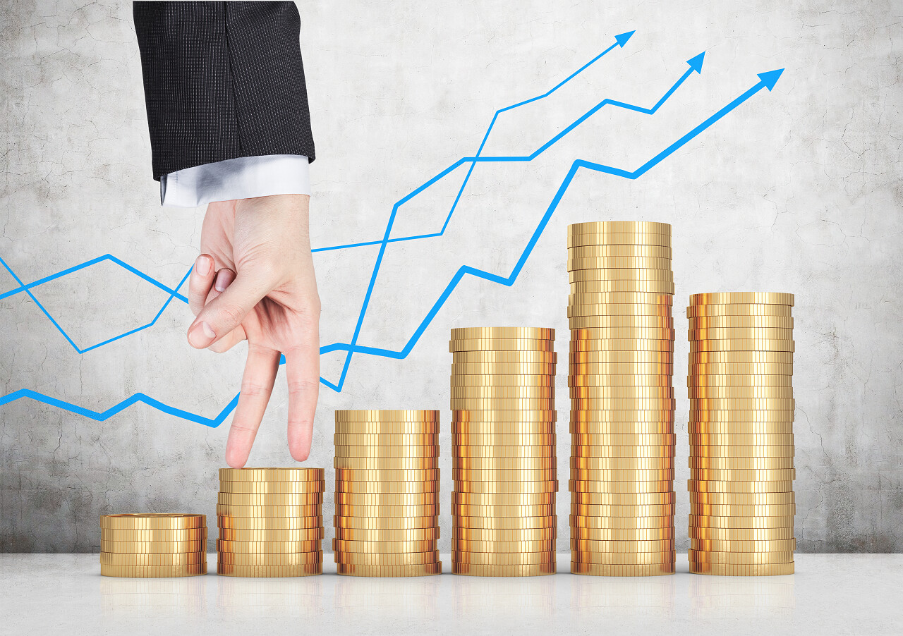 手在金币形式的图表上走收入提升