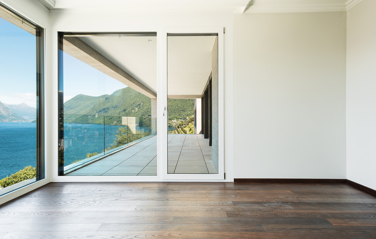 现代顶楼室内带大窗户的空客厅