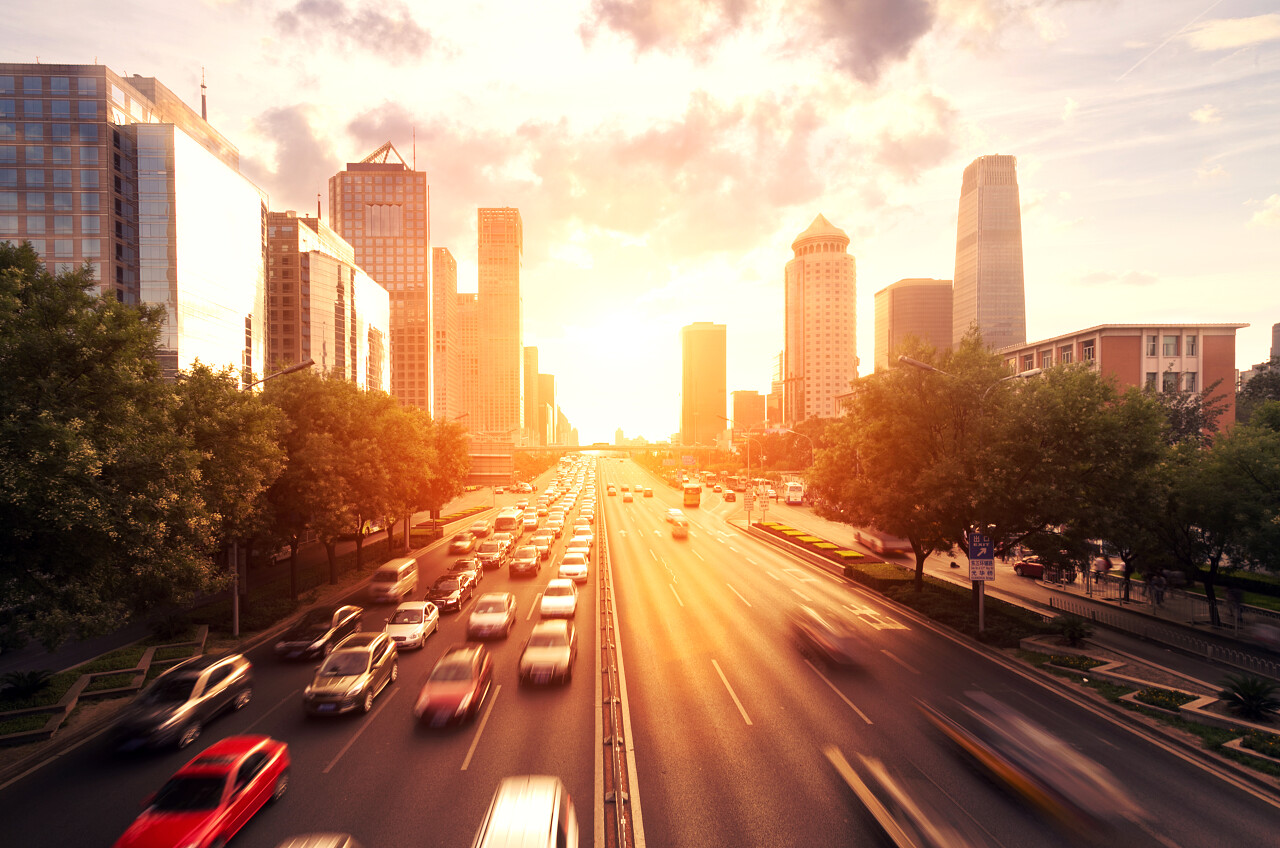 夕阳下现代城市景观道路与交通