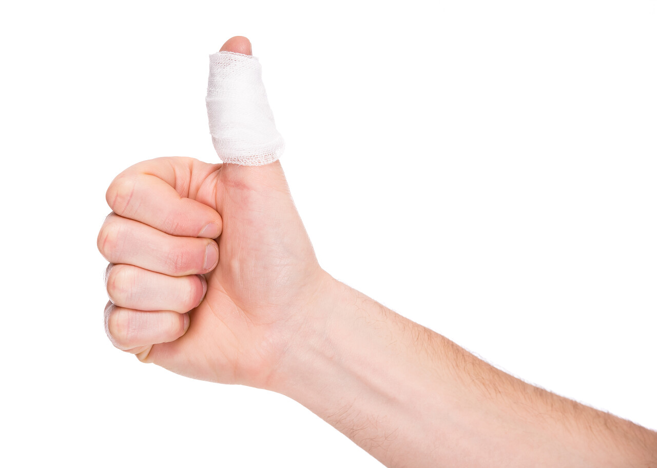 受伤的手指绑着绷带纱布的大拇指点赞加油点赞点赞手势