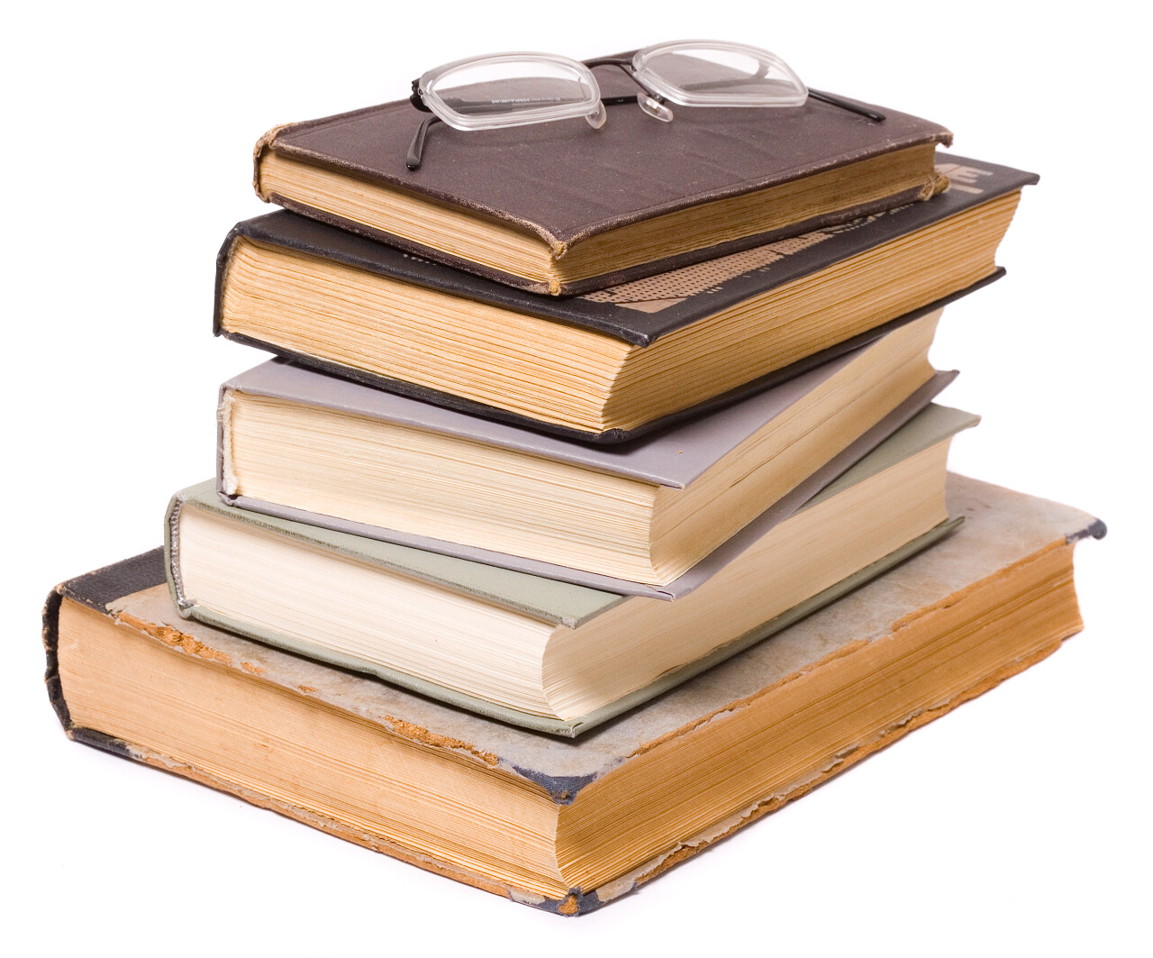 一堆书上的眼镜读书分相会阅读世界读书日