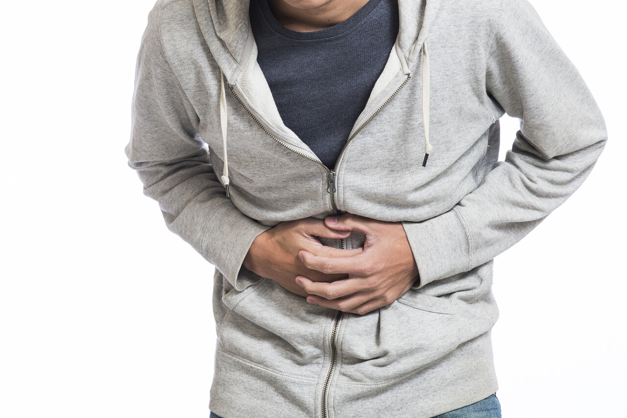 手捂肚子男子患有胃疼人物肚子痛图片