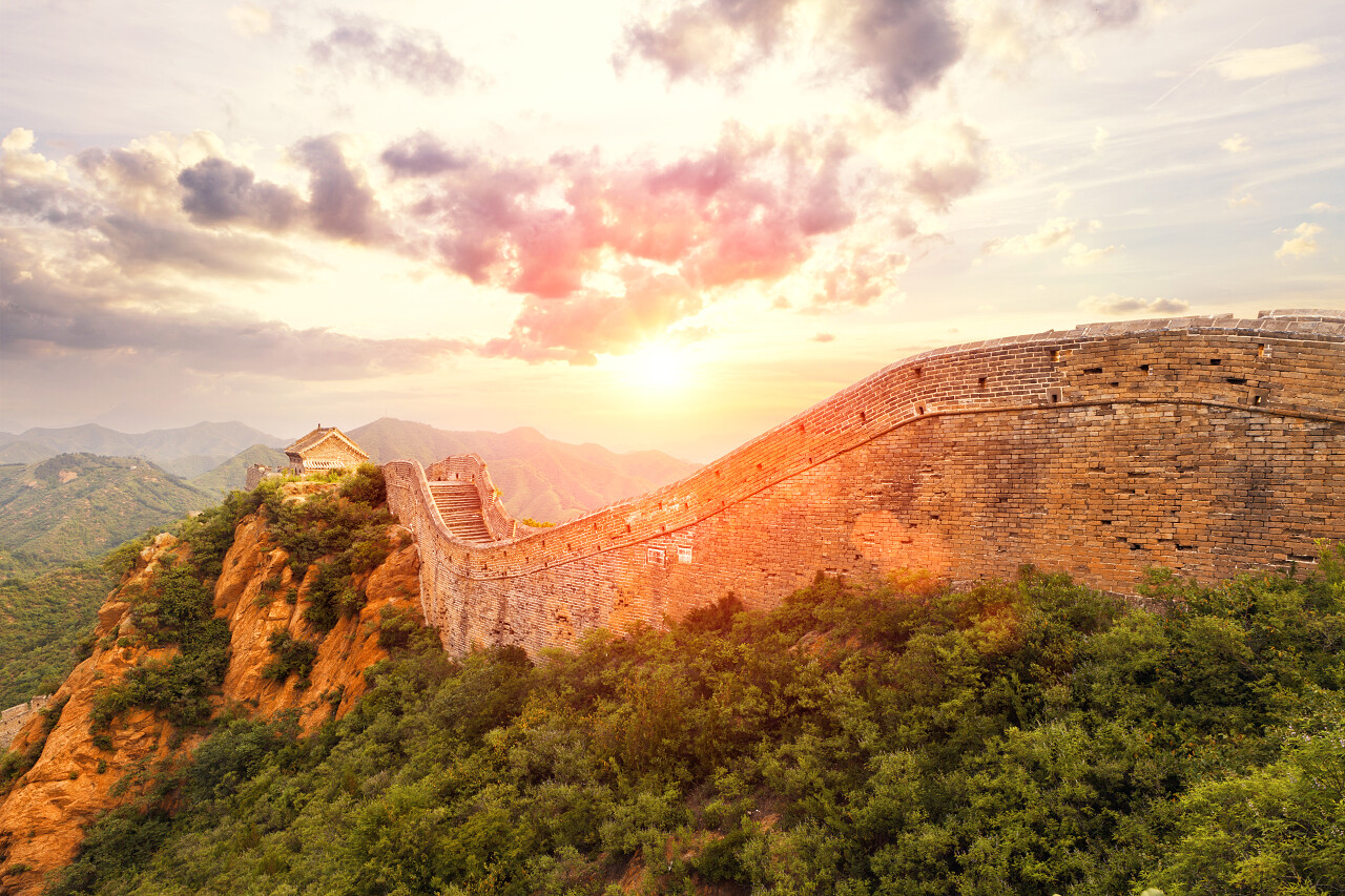 中国历史建筑日落下的长城