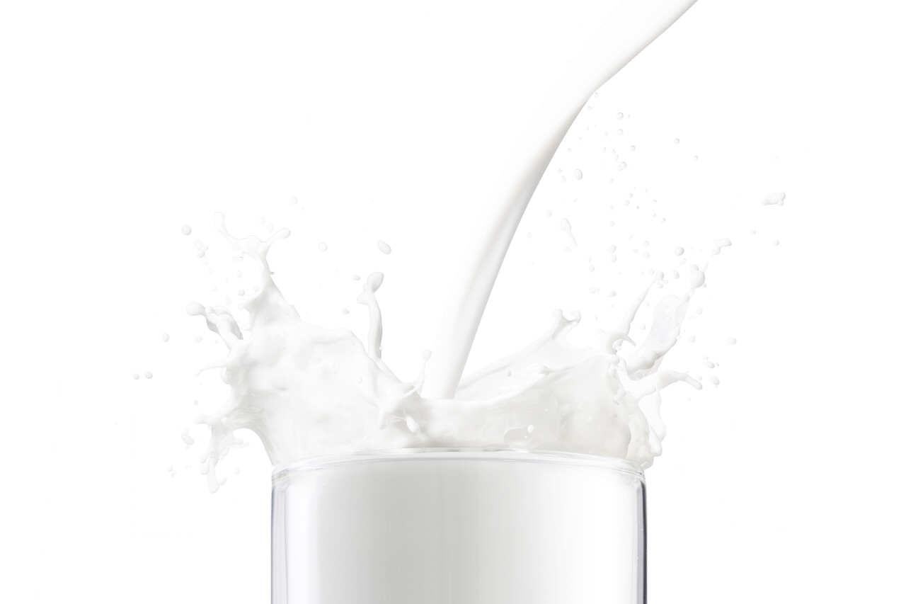 玻璃杯上的牛奶飞溅