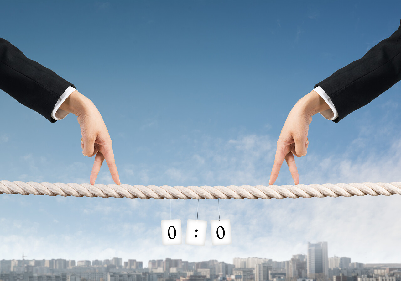 商务竞争两只商人的指走在麻绳上竞争