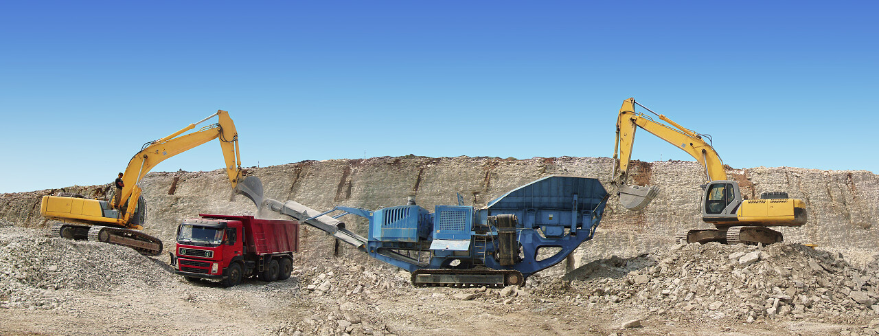 施工现场工作的挖掘机