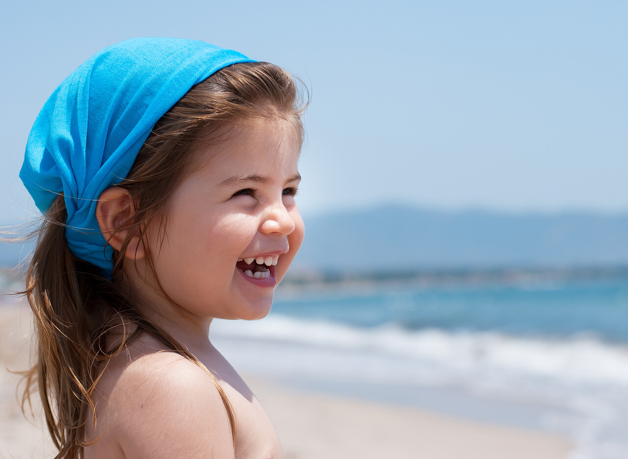 海边开心大笑的欧美小女孩微笑的小女孩笑脸笑容