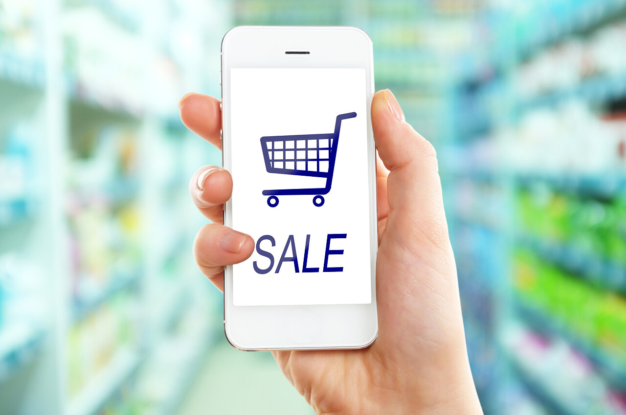 手拿着手机互联网购物超市背景购物平台