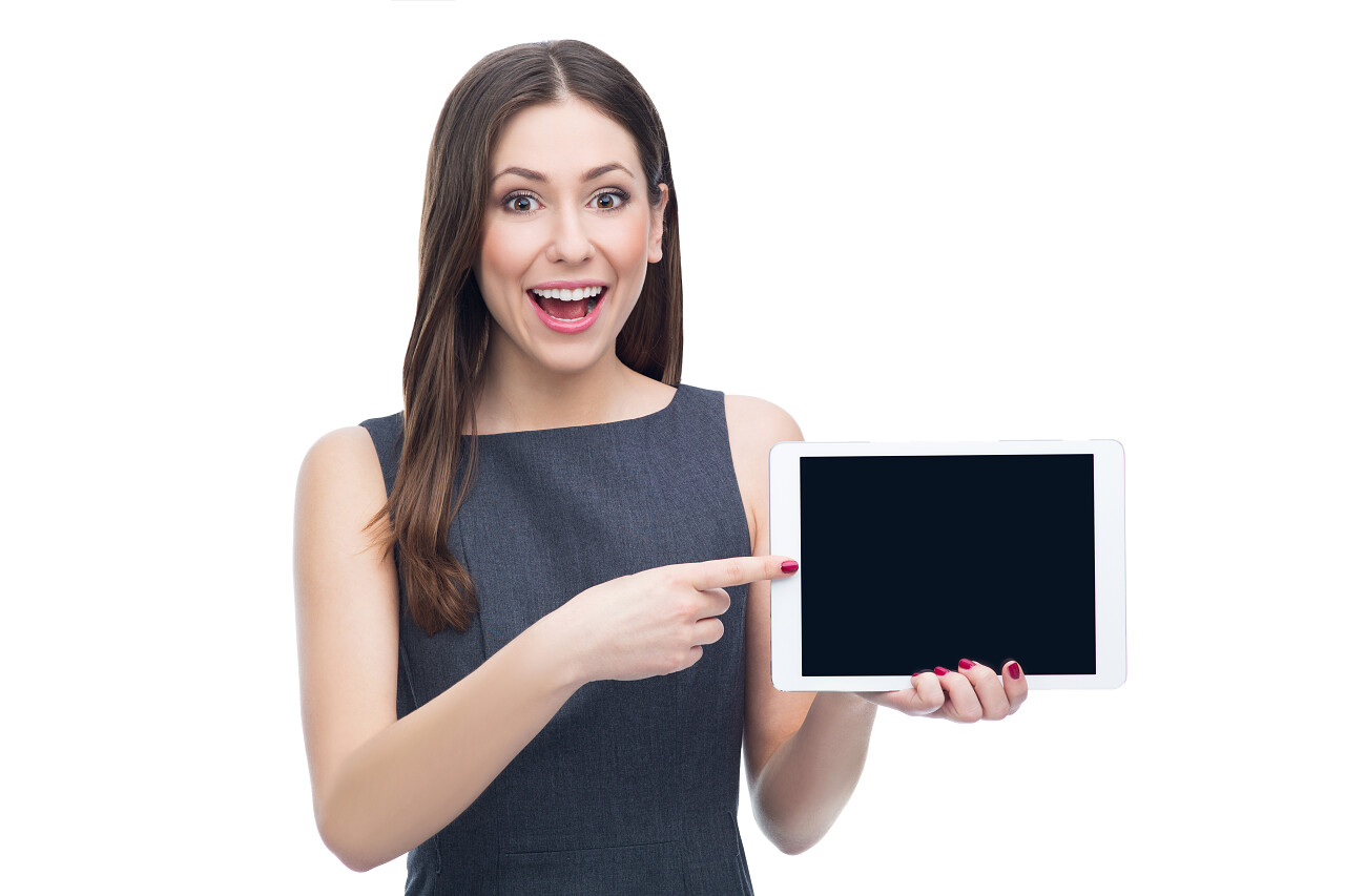 白色背景的拿着数字平板电脑的女人