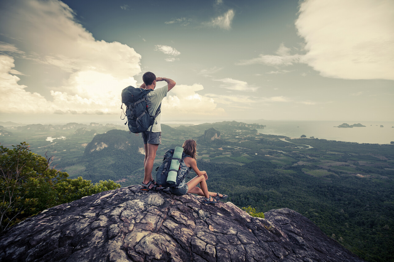 站在山顶的两个徒步旅行者