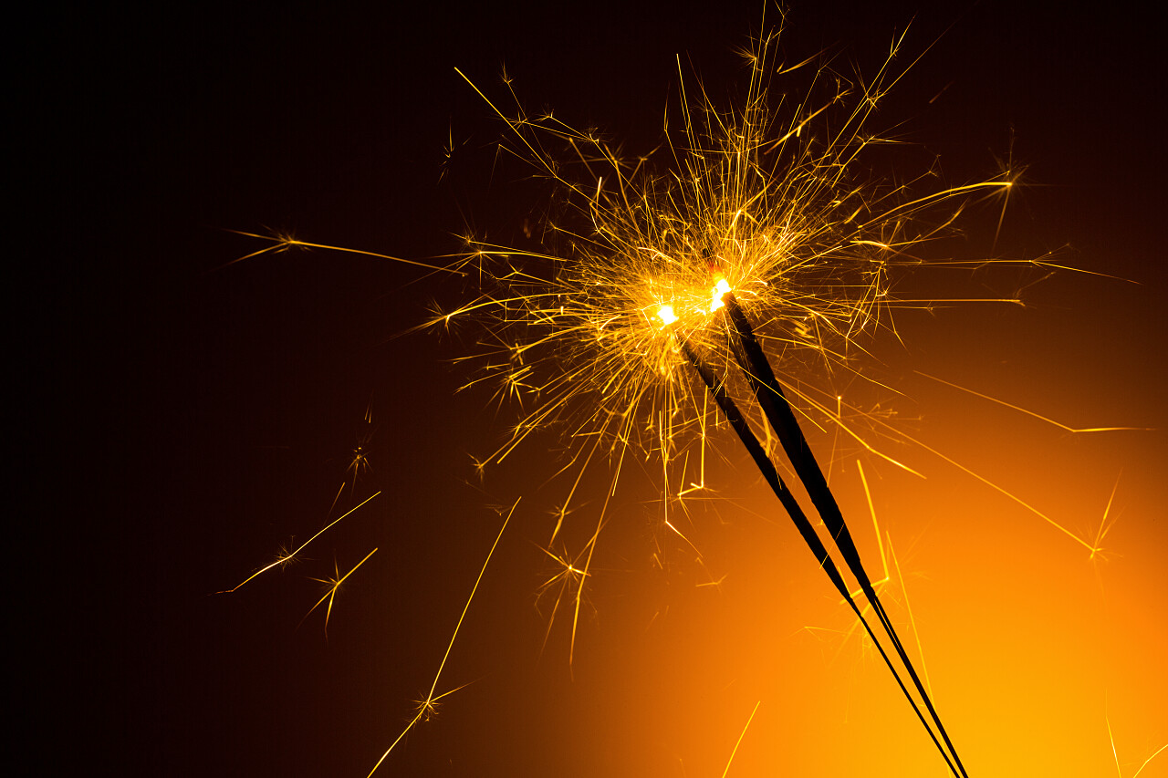 在元旦前夕在橙色背景前的烟火