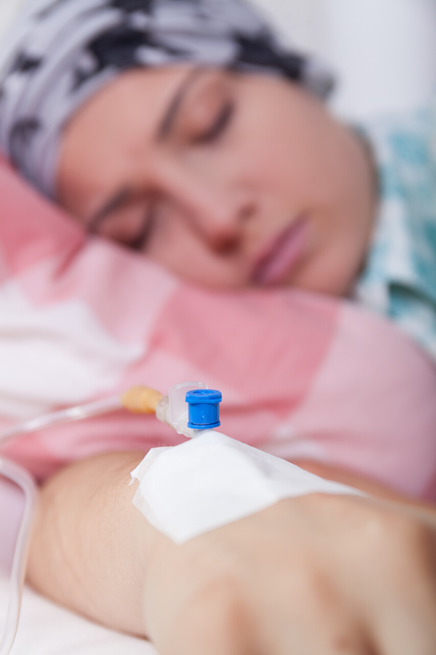 在医院住院治疗癌症女孩